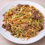 Gebratene Nudeln mit Rindfleisch und Gemüse